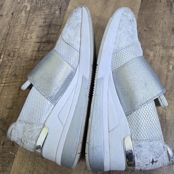 Michael Kors Women's 7m White Slip-On Sneakers - Picture 6 of 11